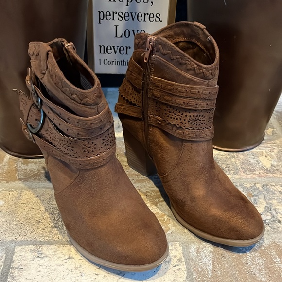 Altar'd State 9 Western highly detailed soft suede stacked 3 1/2" heeled booties - Picture 2 of 12